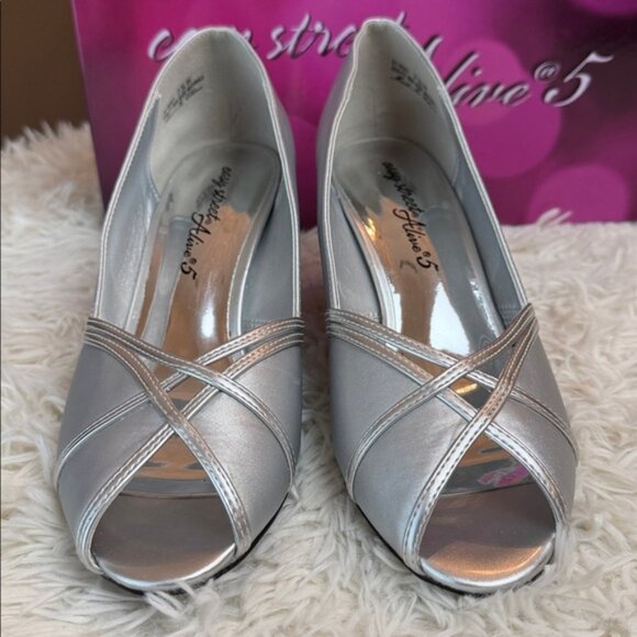 Easy Street Size 7-1/2 Silver Satin Patent CELESTE Peep Toe 3” Heels New - Picture 2 of 7